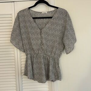 Size medium short sleeved blouse, like new